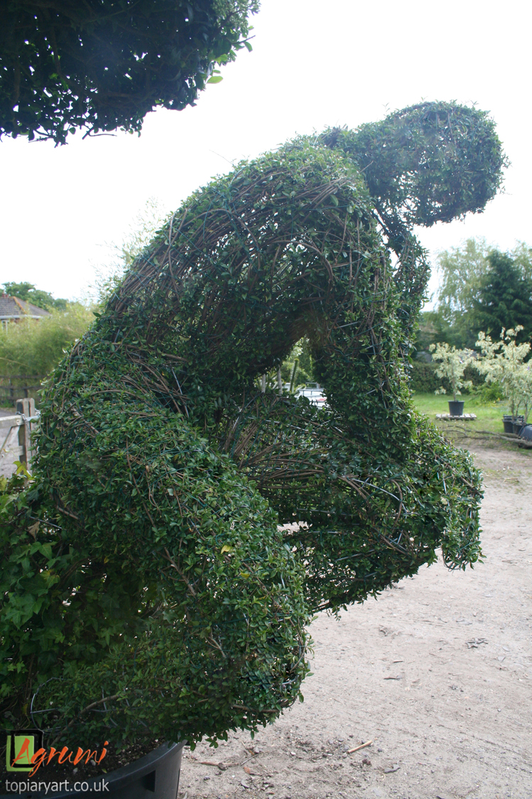 Topiary people & fantasy characters Bespoke topiary plant sculptures
