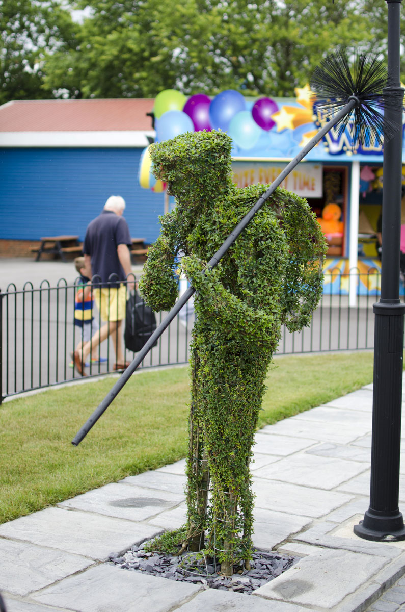 Topiary people & fantasy characters Bespoke topiary plant sculptures