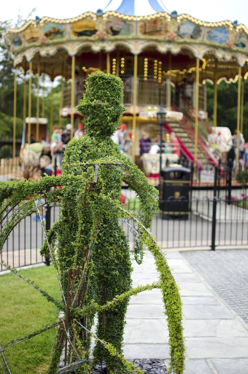 Topiary people & fantasy characters Bespoke topiary plant sculptures